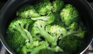 Zabpelyhes rakott brokkoli pulykahússal